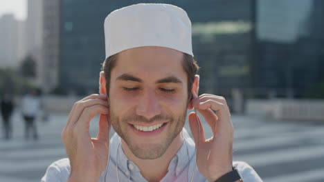 Retrato-Atractivo-Joven-Estudiante-árabe-Se-Pone-Auriculares-Disfrutando-Escuchando-Música-En-Un-Estilo-De-Vida-Urbano-Relajado-Estilo-De-Vida-Feliz-Hombre-Musulmán-Sonriendo-Despreocupado-Cámara-Lenta