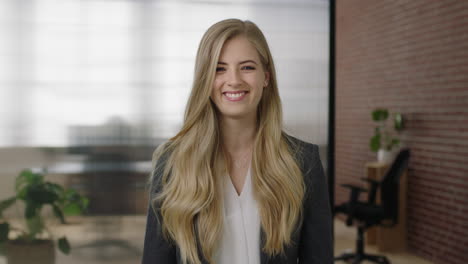 portrait-of-attractive-young-blonde-woman-executive-smiling-cheerful-arms-crossed-enjoying-start-up-business-opportunity-confident-independent-female