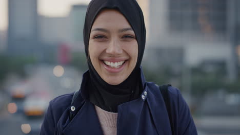 Retrato-Exitoso-Joven-Mujer-De-Negocios-Musulmana-Riéndose-Disfrutando-De-Un-Estilo-De-Vida-Urbano-Independiente-En-La-Ciudad-Mujer-Profesional-Usando-Velo-Hijab-Cámara-Lenta