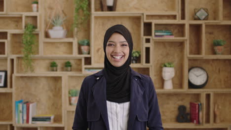Porträt-Einer-Jungen-Muslimischen-Geschäftsfrau-Mit-Hijab-Kopftuch,-Die-Fröhlich-Lacht-Und-Sich-Erfolgreich-Fühlt