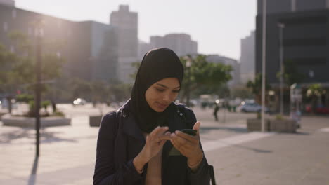 Porträt-Einer-Jungen-Glücklichen-Muslimischen-Geschäftsfrau,-Die-Lächelnd-Posiert-Und-Ein-Selfie-Foto-Mit-Smartphone-Mobiltechnologie-Macht-Und-Den-Urbanen-Lebensstil-Genießt