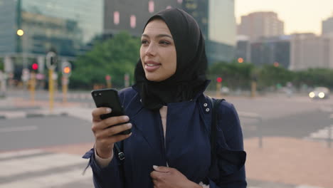Retrato-En-Cámara-Lenta-De-Una-Hermosa-Mujer-Musulmana-De-Raza-Mixta-Disfrutando-Usando-La-Aplicación-De-Redes-Sociales-Para-Teléfonos-Inteligentes-Enviando-Mensajes-De-Texto-En-El-Fondo-De-La-Ciudad-Urbana