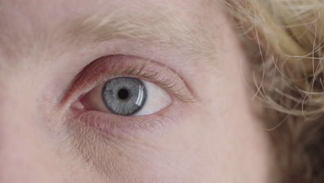 Nahaufnahme-Eines-Mannes-Mit-Blauem-Auge,-Der-Sich-Nachdenklich-Und-Nachdenklich-Umschaut