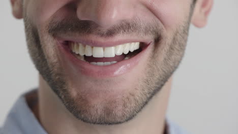 Nahaufnahme-Des-Mundes-Eines-Jungen-Mannes,-Der-Glücklich-Lächelt,-Mit-Bart,-Zahngesundheitskonzept,-Halbes-Gesicht