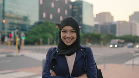 Retrato-De-Una-Joven-Mujer-De-Negocios-Musulmana-Ejecutiva-Riendo-Alegremente-Ante-La-Cámara-En-La-Calle-De-La-Ciudad-Con-Los-Brazos-Cruzados-Viajero-Urbano