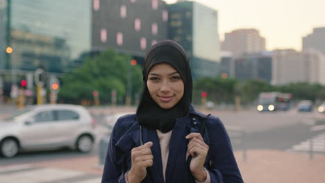 Porträt-Einer-Jungen-Muslimischen-Geschäftsfrau,-Die-Selbstbewusst-In-Die-Kamera-Auf-Der-Stadtstraße-Lächelt-Und-Die-Arme-Verschränkt