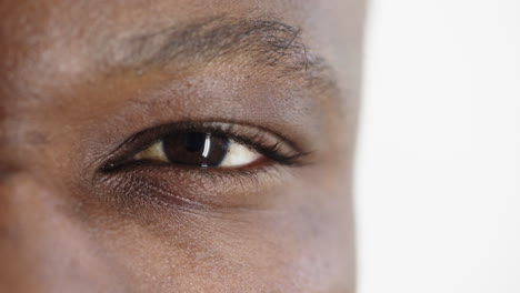 Porträt-Eines-Afroamerikanischen-Mannes,-Offenes-Auge,-Blick-In-Die-Kamera,-Braune-Iris,-Gesundes-Sehvermögen