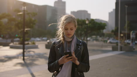 Zeitlupenporträt-Einer-Süßen-Jungen-Blonden-Frau,-Die-Mit-Der-Smartphone-Social-Media-App-Im-Städtischen-Stadthintergrund-SMS-Browsing-Schreibt