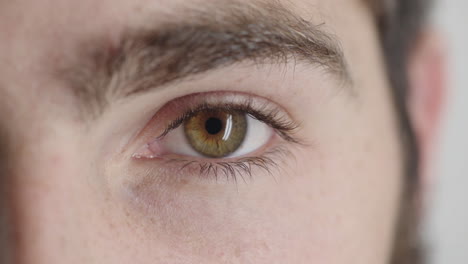Nahaufnahme-Eines-Männlichen-Grünen-Auges,-Das-Blinzelnd,-Nachdenklich,-Kontemplativ-Und-Optisch-Wirkt