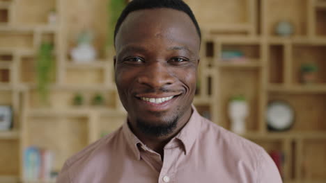 Nahaufnahme-Eines-Porträts-Eines-Erfolgreichen-Afroamerikanischen-Geschäftsmannes,-Der-Selbstbewusst-Lächelt