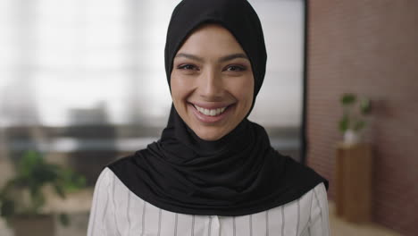 Nahaufnahme-Porträt-Einer-Jungen-Muslimischen-Frau,-Die-Fröhlich-Lacht-Und-Die-Karrieremöglichkeiten-In-Einem-Start-up-Unternehmen-Mit-Kopftuch-Genießt