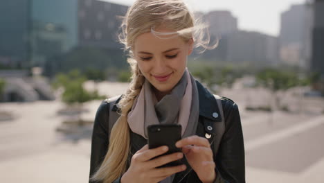 Zeitlupenporträt-Einer-Süßen-Jungen-Blonden-Frau,-Die-Mit-Der-Smartphone-Social-Media-App-Im-Windigen-Stadthintergrund-SMS-Browsing-Schreibt