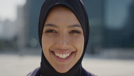 Nahaufnahme-Eines-Porträts-Einer-Glücklichen-Jungen-Muslimischen-Frau,-Die-Lächelt-Und-Einen-Unabhängigen-Urbanen-Lebensstil-In-Der-Stadt-Genießt.-Erfolgreiche-Frau-Mit-Hijab-Kopftuch-In-Zeitlupe