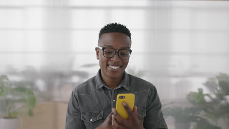 Porträt-Eines-Jungen-Afroamerikanischen-Business-Studenten,-Der-SMS-Schreibt-Und-Mit-Seinem-Smartphone-Online-Surft-Und-überrascht-Die-Mobile-Online-Verbindung-Genießt