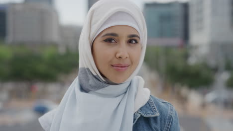 Retrato-Joven-Mujer-Musulmana-Pensativa-Gira-La-Cabeza-Sonriendo-Disfrutando-Confiado-Disfrutando-De-Un-Estilo-De-Vida-Urbano-Independiente-Usando-Velo-Hijab-Cámara-Lenta