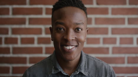 Porträt-Eines-Jungen-Afroamerikanischen-Studenten,-Der-Glücklich-Lächelt-Und-Den-Lifestyle-Erfolg-In-Zeitlupe-Genießt