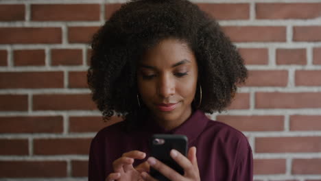 Porträt-Einer-Stilvollen-Jungen-Afroamerikanerin,-Die-Ihr-Smartphone-Nutzt-Und-SMS-Nachrichten-Im-Internet-Durchsucht-Und-Nachdenklich-Aussieht.-Schwarze-Frau-Mit-Trendiger-Afro-Frisur,-Technologie-Verbindung