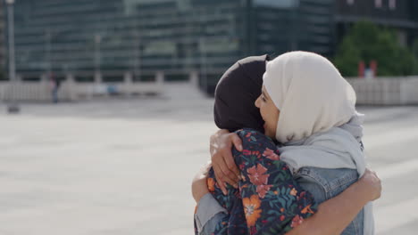 Retrato-Feliz-Mujer-Musulmana-Madre-Abrazando-A-Su-Hija-Sonriendo-Disfrutando-Abrazando-En-La-Ciudad-Alegre-Reunión-Familiar