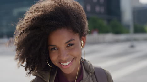 Porträt-Einer-Schönen-Jungen-Afroamerikanischen-Studentin,-Die-Lächelt-Und-Kopfhörer-Trägt,-Die-In-Der-Stadt-Musik-Hört-Und-Den-Entspannten-Urbanen-Lebensstil-Genießt,-Trendige-Schwarze-Weibliche-Afro-Frisur-In-Zeitlupe