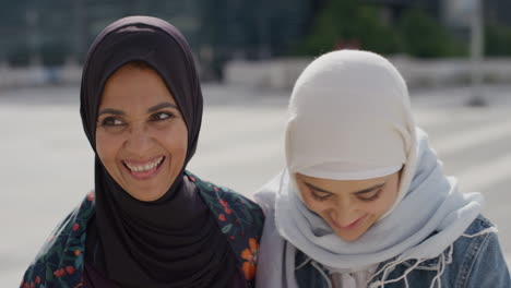 Retrato-Hermosa-Madre-Musulmana-E-Hija-Sonriendo-Felices-Juntas-Disfrutando-De-Un-Cálido-Día-Soleado-En-La-Ciudad-Usando-Velo-Hijab-En-Cámara-Lenta