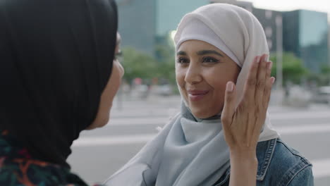 Wunderschönes-Porträt-Einer-Muslimischen-Mutter,-Die-Ihre-Tochter-Vorbereitet,-Lächelnd-Und-Fröhlich-Posiert-Für-Ein-Foto-Mit-Smartphone-Kameratechnologie-Im-Städtischen-Hintergrund