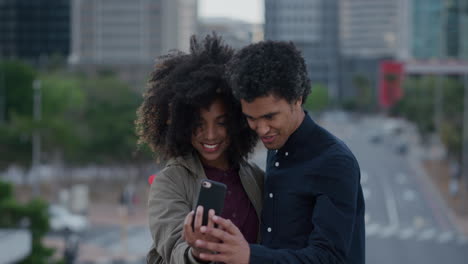 Porträt-Eines-Jungen-Afroamerikanischen-Paares,-Das-Mit-Dem-Smartphone-Fotos-Macht-Und-Grimassen-Schneidet-Und-Gemeinsam-In-Der-Stadt-Einen-Entspannten-Urbanen-Lebensstil-Genießt,-Glückliche-Beziehung,-Technologieverbindung