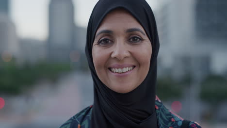 Retrato-En-Cámara-Lenta-De-Una-Mujer-Musulmana-De-Mediana-Edad-Sonriendo-Feliz-Disfrutando-De-Un-Estilo-De-Vida-Urbano-Exitoso-Mujer-Mayor-Independiente-Usando-Velo-Hijab-En-La-Ciudad-Al-Atardecer