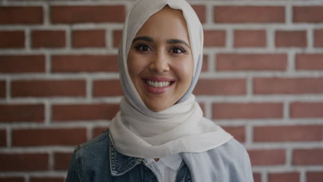 Porträt-Einer-Jungen,-Schönen-Muslimischen-Frau,-Die-Lächelt-Und-Einen-Glücklichen,-Unabhängigen-Lebensstil-Genießt,-Der-Traditionelles-Hijab-Kopftuch-In-Zeitlupe-Ethnischer-Schönheit-Trägt