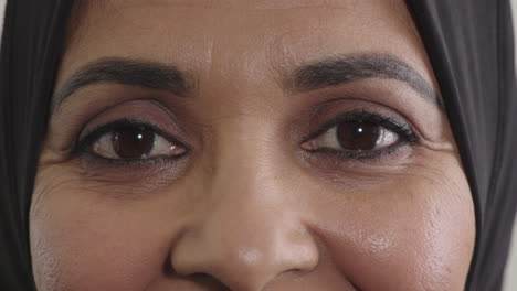 Die-Augen-Einer-Glücklichen-Muslimischen-Frau-Sehen-Glücklich-Aus.-Frau-Mittleren-Alters-Trägt-Hijab-Aus-Nächster-Nähe