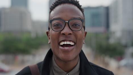 Porträt-Erfolgreicher-Afrikanisch-amerikanischer-Student,-Der-Lacht-Und-Den-Beruflichen-Lebensstil-Genießt,-Erfolg,-Glücklicher-Schwarzer-Mann-Mit-Nerd-Brille