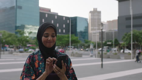 Porträt-Einer-Eleganten,-Reifen-Muslimischen-Frau,-Die-SMS-Schreibt-Und-Mit-Der-Smartphone-Social-Media-App-Surft-Und-Dabei-Das-Chatten-Im-Urbanen-Stadthintergrund-Genießt