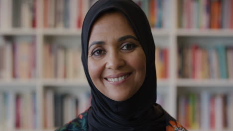 Porträt-Einer-Schönen,-Reifen-Muslimischen-Frau,-Die-Lächelt-Und-Einen-Erfolgreichen-Unabhängigen-Lebensstil-Genießt,-Der-Ein-Traditionelles-Hijab-Kopftuch-Trägt