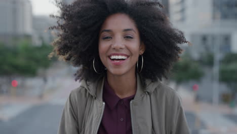 Porträt-Einer-Schönen-Jungen-Afroamerikanischen-Frau,-Die-Lacht-Und-Den-Erfolgreichen-Urbanen-Lebensstil-Einer-Unabhängigen-Schwarzen-Studentin-In-Zeitlupe-In-Der-Stadt-Genießt