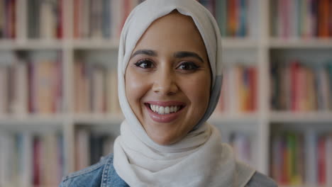 Porträt-Eines-Schönen-Jungen-Muslimischen-Mädchens,-Das-Lächelt-Und-Einen-Erfolgreichen-Bildungslebensstil-Genießt.-Unabhängige-Frau-Gemischter-Abstammung,-Die-Ein-Traditionelles-Hijab-Kopftuch-Trägt