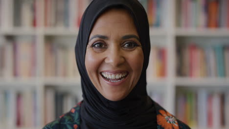 Porträt-Einer-Schönen-Reifen-Muslimischen-Frau,-Die-Lacht-Und-Einen-Erfolgreichen,-Unabhängigen-Lebensstil-Genießt-Und-Ein-Traditionelles-Hijab-Kopftuch-Trägt