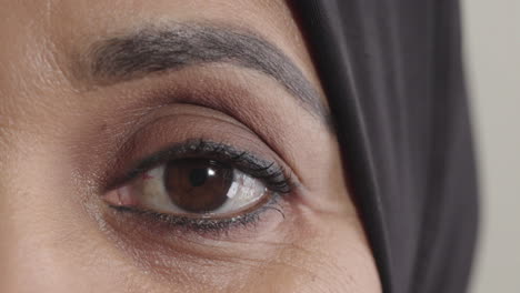 Frau-Mittleren-Alters-öffnet-Die-Augen-Und-Blickt-In-Die-Kamera.-Ältere-Muslimische-Frau-Trägt-Hijab,-Makro-Nahaufnahme