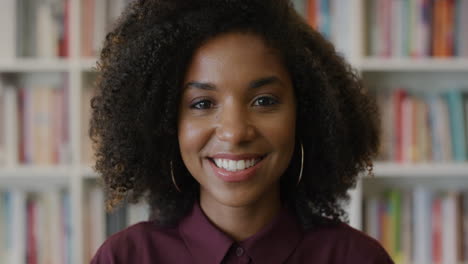 Porträt-Einer-Jungen,-Hübschen-Afroamerikanischen-Studentin,-Die-Lächelt-Und-Eine-Erfolgreiche-Ausbildung-Genießt.-Lebensstil,-Schwarze-Frau,-Afro-Frisur,-Bücherregal-Hintergrund