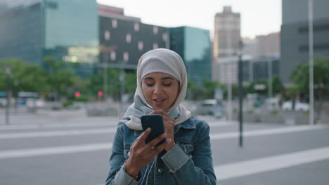 Retrato-De-Una-Joven-Y-Bonita-Mujer-Musulmana-Navegando-Por-Mensajes-De-Texto-Usando-La-Aplicación-De-Mensajería-De-Redes-Sociales-Para-Teléfonos-Inteligentes-Disfrutando-Del-Estilo-De-Vida-Urbano-De-La-Ciudad