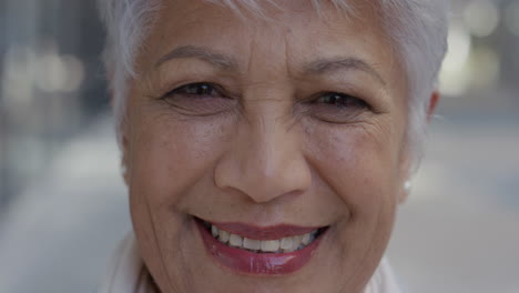 Primer-Plano-Retrato-Mujer-De-Negocios-India-Senior-Riéndose-Disfrutando-De-Un-Estilo-De-Vida-Exitoso-Mujer-Madura-Con-Estilo-En-La-Ciudad-Belleza-Envejecida-En-Cámara-Lenta