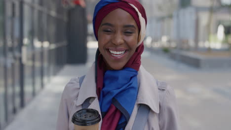 Porträt-Einer-Jungen,-Erfolgreichen-Afroamerikanischen-Geschäftsfrau,-Die-Lacht-Und-Den-Entspannten-Urbanen-Lebensstil-Genießt.-Schöne-Schwarze-Muslimische-Frau-Mit-Traditionellem-Hijab-Kopftuch-In-Der-Stadt,-Die-Kaffee-Hält
