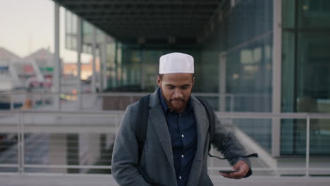Retrato-De-Un-Joven-Empresario-Enviando-Mensajes-De-Texto-Por-Teléfono-A-Un-Hombre-Musulmán-Vestido-Con-Kufi