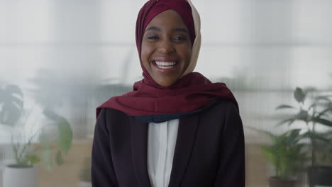 Retrato-Exitosa-Mujer-De-Negocios-Negra-Riéndose-Disfrutando-De-Una-Carrera-De-Gestión-Profesional-Hermosa-Mujer-Musulmana-Afroamericana-Usando-Hijab-En-La-Oficina-Con-Los-Brazos-Cruzados
