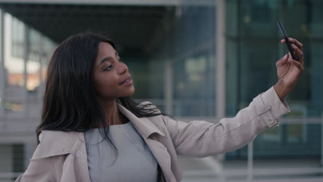 Retrato-De-Una-Mujer-De-Negocios-Corporativa-Tomando-Selfie-Hermosa-Estudiante-Afroamericana