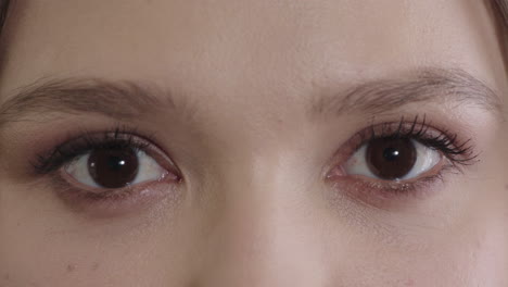 Nahaufnahme-Einer-Schönen-Frau-Mit-Braunen-Augen,-Die-Sich-öffnet-Und-In-Die-Kamera-Blickt.-Menschliche-Schönheit,-Gesundes-Sehvermögen