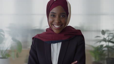 Porträt-Einer-Erfolgreichen-Afroamerikanischen-Geschäftsfrau,-Die-Lachend-Die-Arme-Verschränkt-Und-Ihre-Professionelle-Managementkarriere-Genießt.-Schöne-Schwarze-Muslimische-Frau,-Die-Hijab-Im-Büro-Trägt