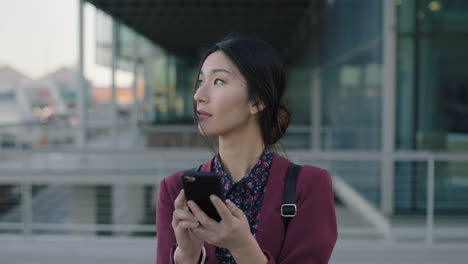 Porträt-Einer-Asiatischen-Studentin,-Die-Ihr-Telefon-Benutzt.-Junge-Geschäftsfrau-In-Der-Stadt