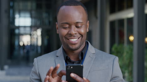 Porträt-Eines-Jungen,-Erfolgreichen-Afroamerikanischen-Geschäftsmannes,-Der-Sein-Smartphone-In-Der-Stadt-Nutzt-Und-Spaß-Daran-Hat,-SMS-Zu-Schreiben-Und-Nachrichten-Auf-Dem-Mobiltelefon-Zu-Durchsuchen.-Lächelnder,-Glücklicher-Unternehmer,-Der-Online-Kommuniziert