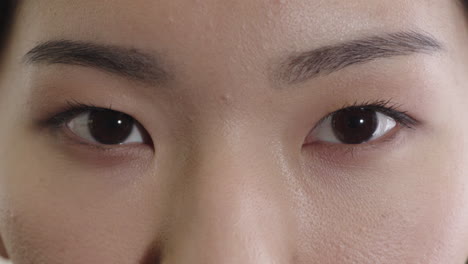Nahaufnahme-Einer-Schönen-Asiatischen-Frau,-Die-Die-Augen-öffnet-Und-In-Die-Kamera-Blickt.-Perfekte,-Gesunde-Haut