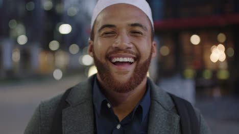 Nahaufnahme-Porträt-Eines-Jungen-Muslimischen-Geschäftsmannes,-Der-Glücklich-Lacht-Und-Einen-Erfolgreichen-Lebensstil-In-Der-Stadt-Genießt