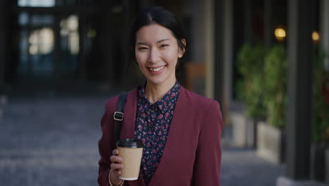 Porträt-Einer-Erfolgreichen-Jungen-Asiatischen-Geschäftsfrau,-Die-Lächelnd-Den-Professionellen-Urbanen-Lebensstil-Genießt-Und-Kaffee-Hält-Und-Eine-Stilvolle,-Formelle-Modeserie-Mit-Echten-Menschen-Trägt